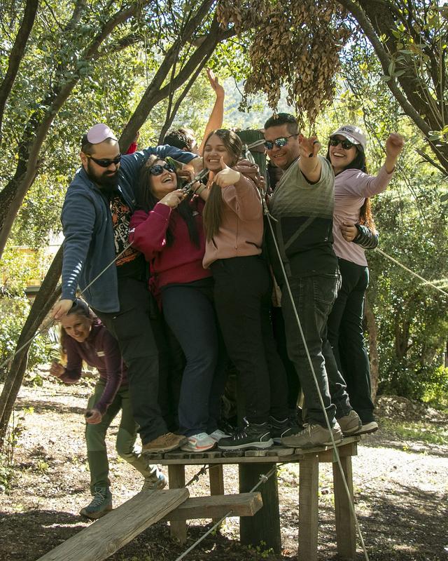 Equipo de ABB colaborando en una experiencia outdoor