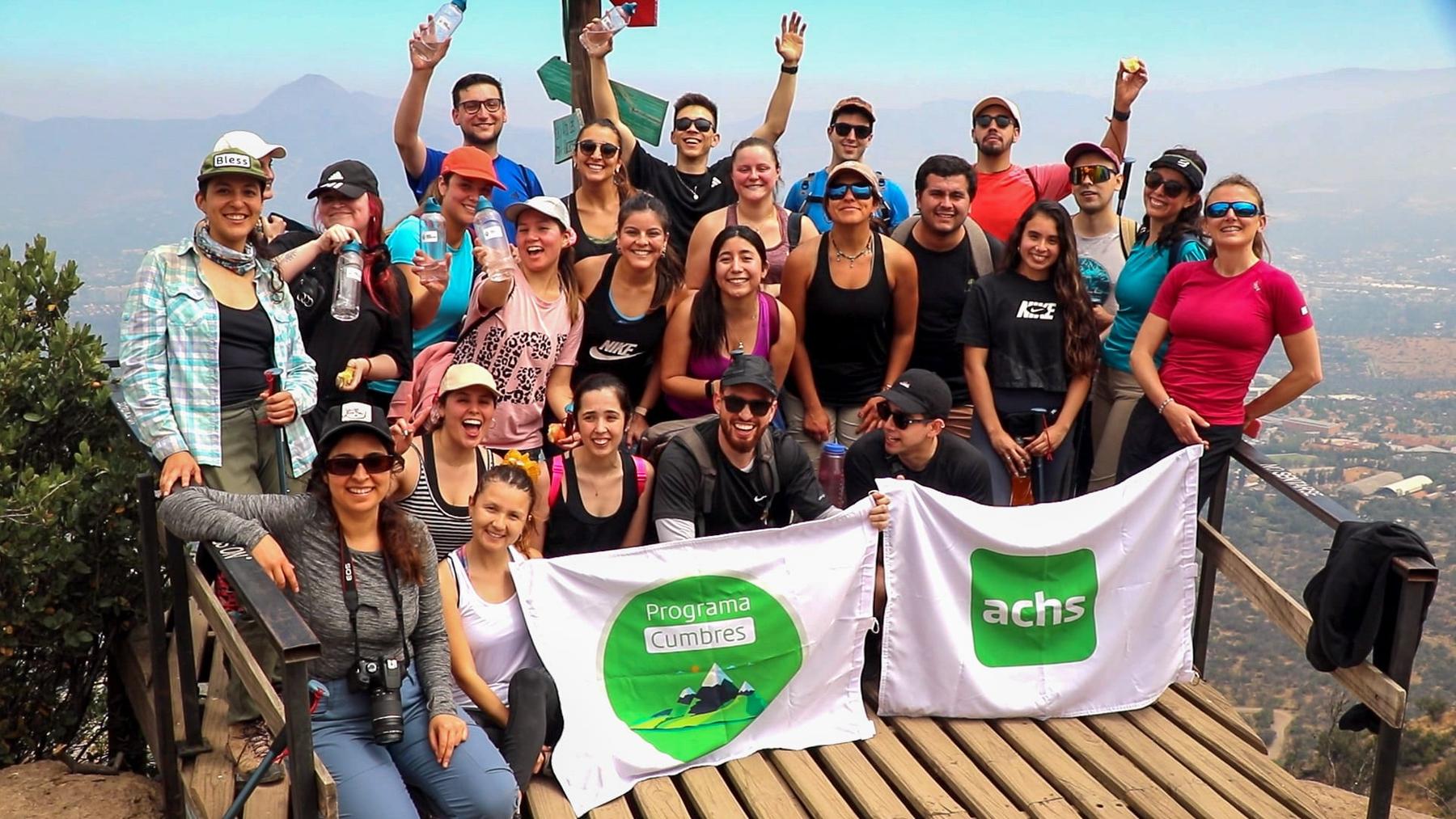 Equipo de ACHS en celebración al aire libre