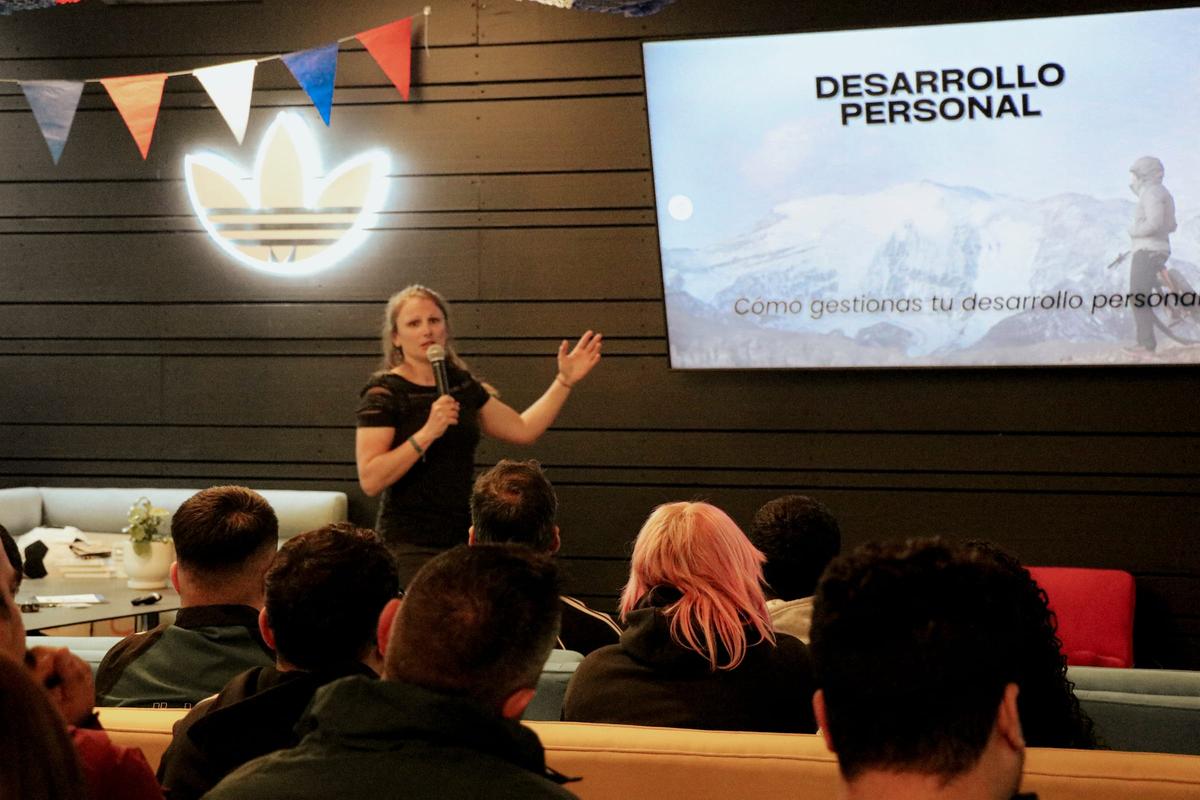 Helene Manche dictando una charla para Adidas