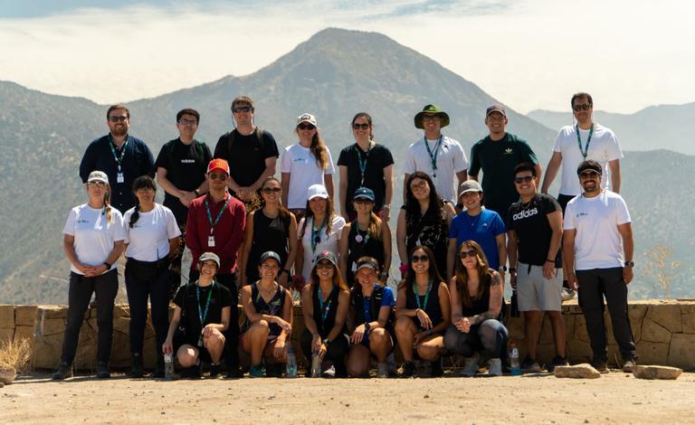 Equipo en salida de trekking frente a la cordillera
