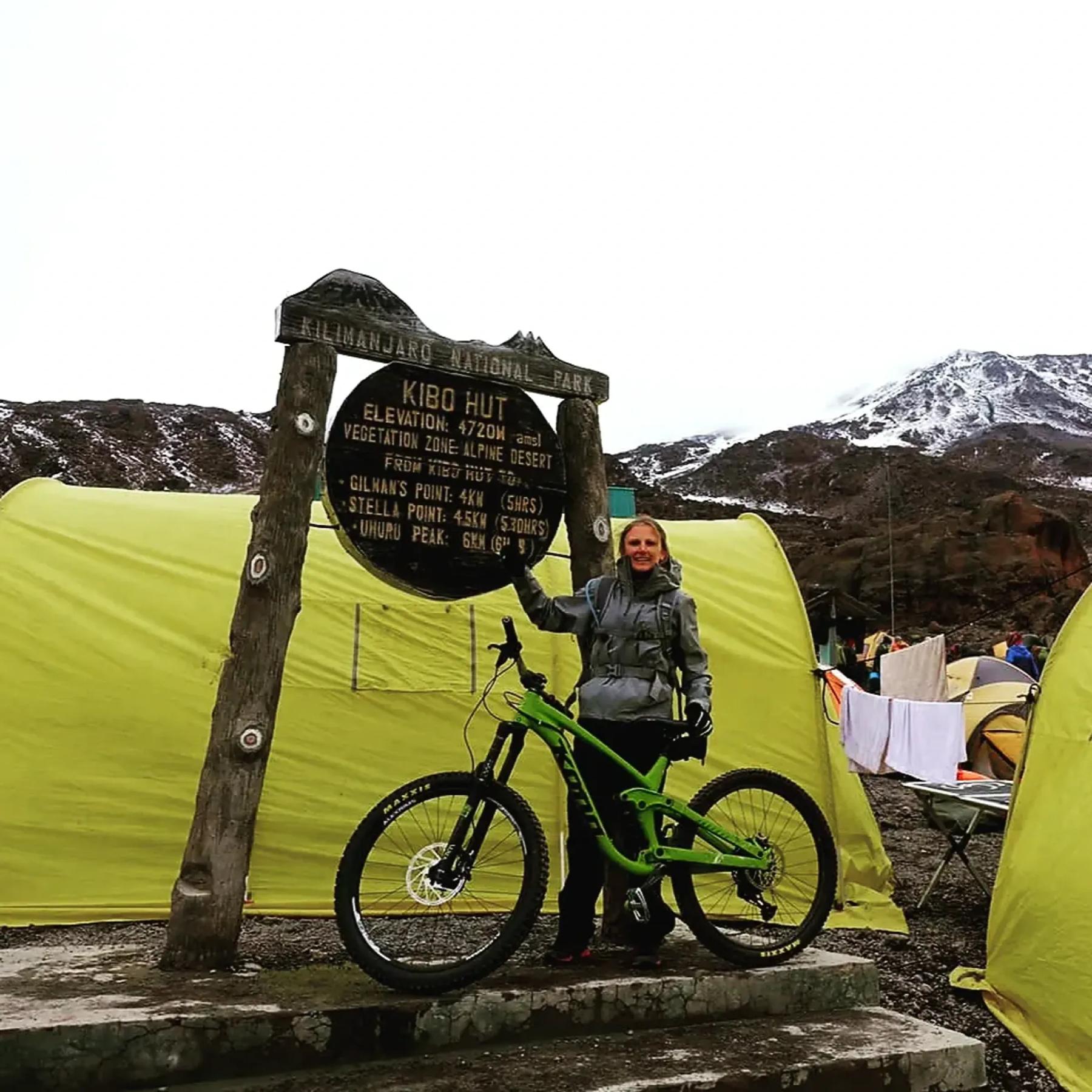 Helene Manche en bicicleta en la base del Kilimanjaro