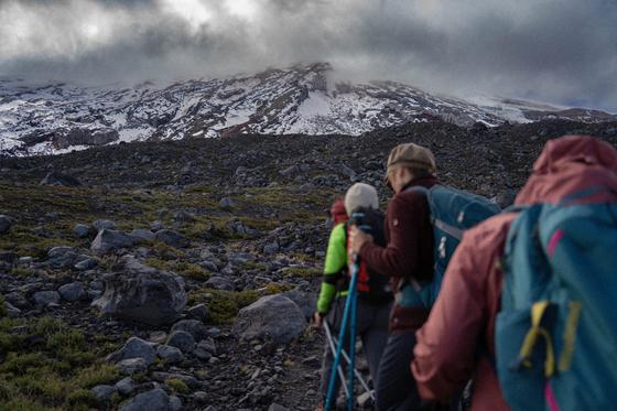 Grupo caminando hacia un cerro nevado